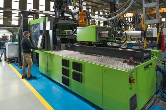 Trabajador de Moltec operando una de las máquinas.